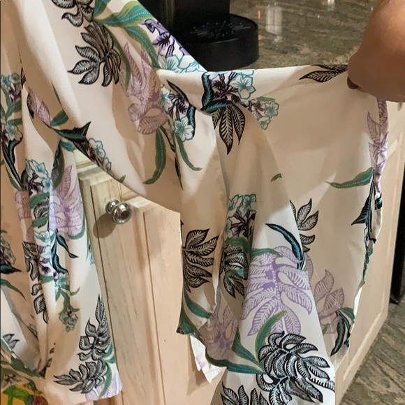 Gorgeous flower top size medium - Picture 3 of 3